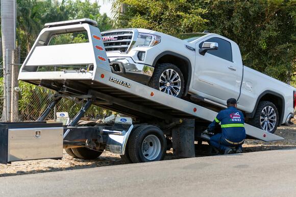 Drivers Say This City's Tow Trucks Are Running Like Predators - NewsBreak