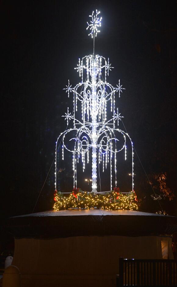 Perry Square Erie Pa 2022 Christmas Lighting More Than A Thousand People Turned Out For Downtown D'lights Holiday Event  In Perry Square - Newsbreak