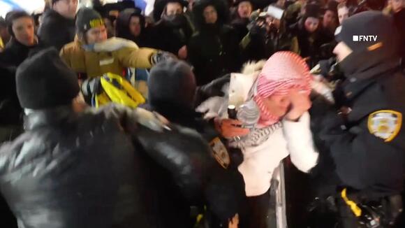 Anti-Israel protest erupts into mayhem in Orthodox Jewish neighborhood ...