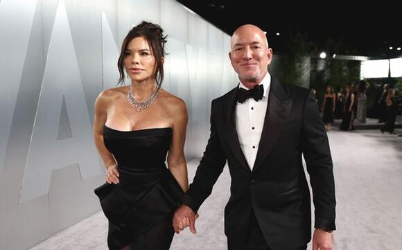 Lauren Sanchez and Jeff Bezos photobombed by Nicole Kidman in awkward ...