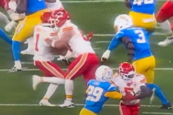 Travis Kelce injures Kansas City Chiefs teammate Xavier Worthy in  disastrous start to new season - NewsBreak