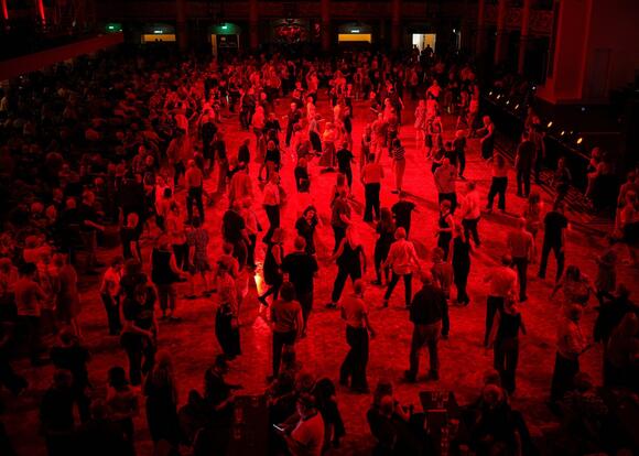What Is ‘Soft Clubbing’ And Why Are Illinois Gen Z’ers All About It ...