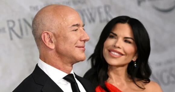 Jeff Bezos's Cold Reaction to Lauren Sanchez's PDA Has the Internet  Screaming 'Red Flag' - NewsBreak