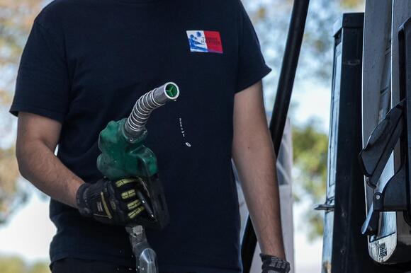 Gas prices unlikely to drop below $4 before midterms, some experts say ...