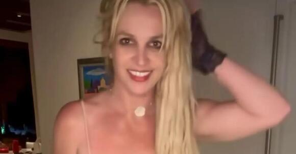 Difficult' Britney Spears Caught Smoking Cigarette on Plane to L.A., Met by  Authorities After Flight