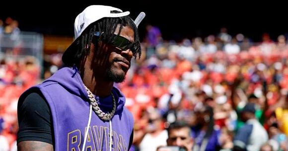 Lamar Jackson hits NSFW gesture amid trash-talking battle with Commanders  fan - NewsBreak