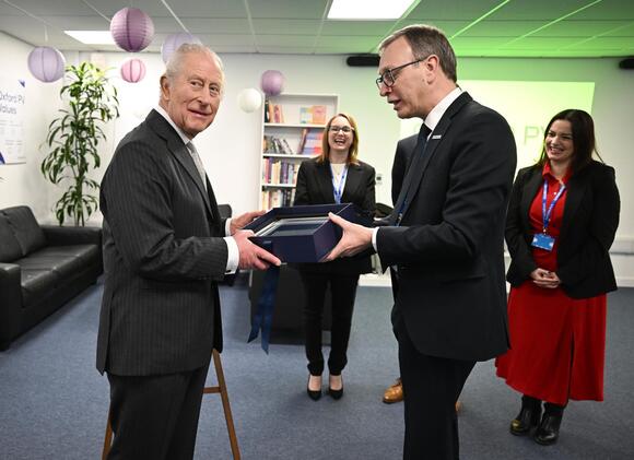 King suffers ‘disaster’ while unveiling plaque during visit to solar ...