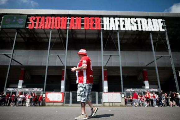 Individuals use cement to block Essen's stadium access to Leipzig fans ...