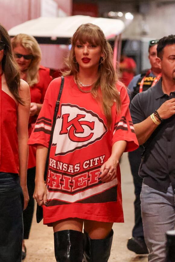 Taylor Swift appears to skip Travis Kelce’s Chiefs game versus Chargers