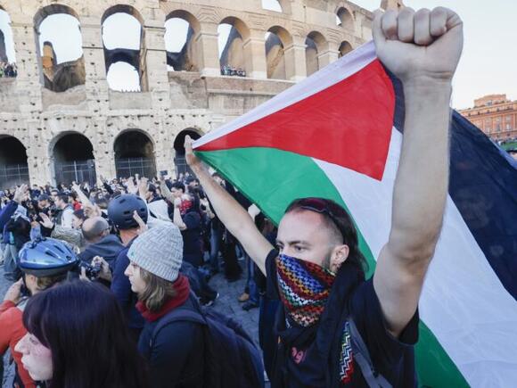 Rioters Storm Colosseum in Rome, Clash With Police Across Italy
