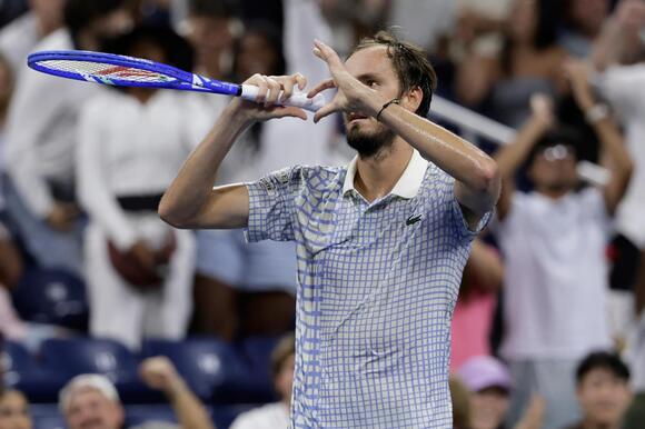 Daniil Medvedev loses it on chair umpire after cameraman sparks wild US Open  delay: 'Are you a man?' - NewsBreak