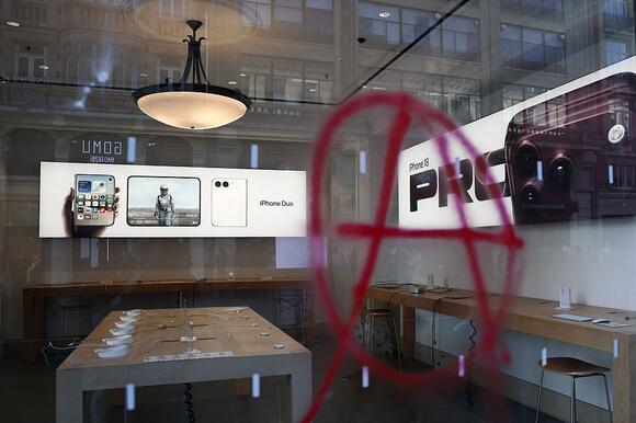 Apple Closes Paris Stores as Retailers Ready for Weekend Protests