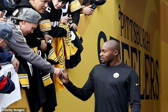 Saints and Steelers stars arrive for controversial NFL game in Paris despite violent protests