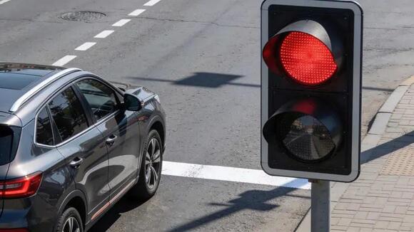 What Does a Flashing Red Traffic Light Mean? Can You Keep Driving ...