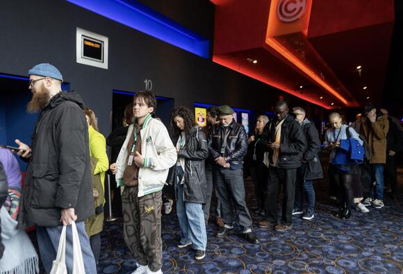‘Rust’ premiere crowd startled by shooting scene eerily similar to real ...