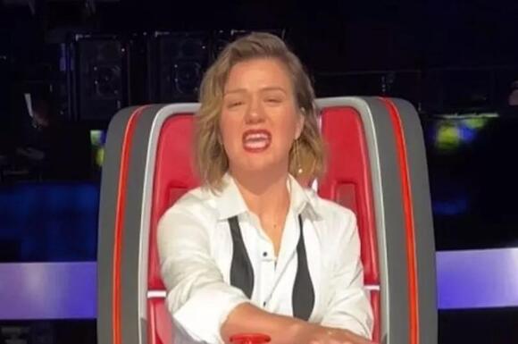 Kelly Clarkson debuts dramatic new look as she returns to The Voice