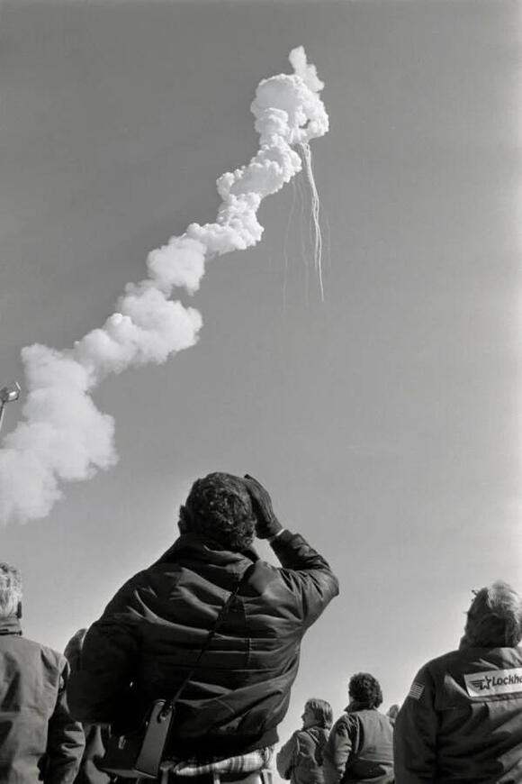 33 Unsettling Photographs Of The Challenger Explosion As It Unfolded ...