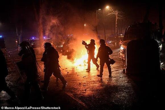 More than 100 police injured as left-wing supporters riots in Turin ...