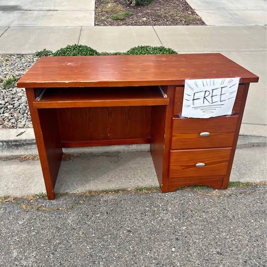 🎁 Free Furniture Finds in Modesto — Sofas, Desks & More - NewsBreak