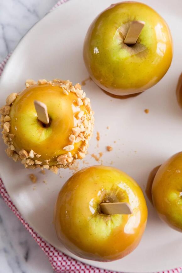 This DIY Caramel Apple Bar Is the Best Way to Serve Dessert on ...