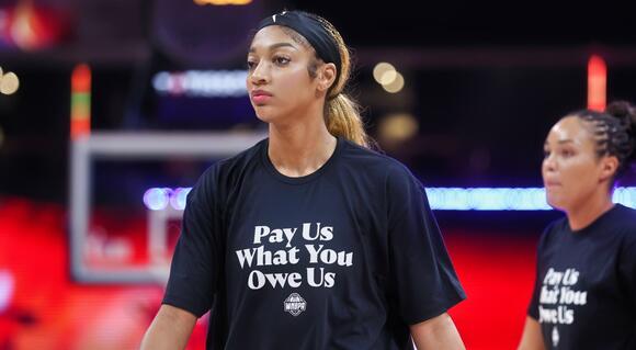 VIDEO: Angel Reese Tried To Deliver A No-Look Pass, And It Couldn't Have  Gone Any Worse - NewsBreak