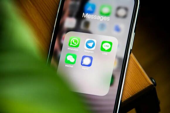 The Phone Setting That Automatically Deletes Old Text Messages to Free ...