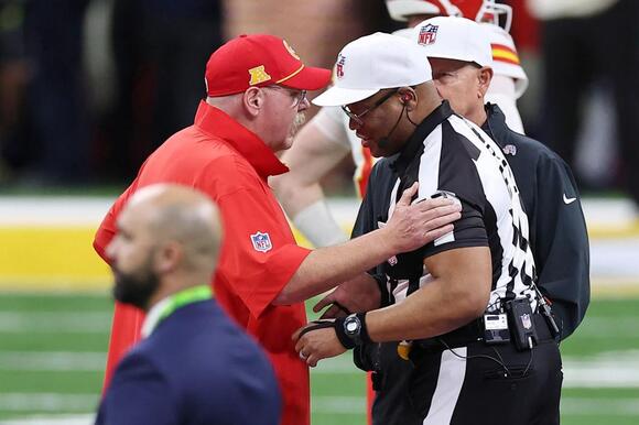 Controversy rages on: NFL referee under fire after shocking call involving Travis Kelce in thrilling game between Kansas City Chiefs and Detroit Lions – Outraged fans demand replay of controversial call.
