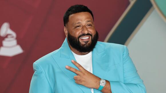 Jamie Foxx Performs ‘Gold Digger' After DJ Khaled Pulls Him From Crowd ...