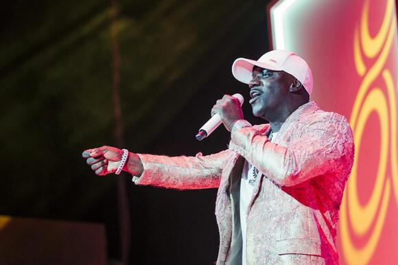 Petty Boots! Akon Goes Viral For Singing ‘Locked Up’ During A Man’s ...