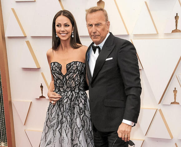Kevin Costner and a 'Smoking Hot' Elizabeth Hurley Shared 'a Genuine  Connection' Back in the 90s - NewsBreak