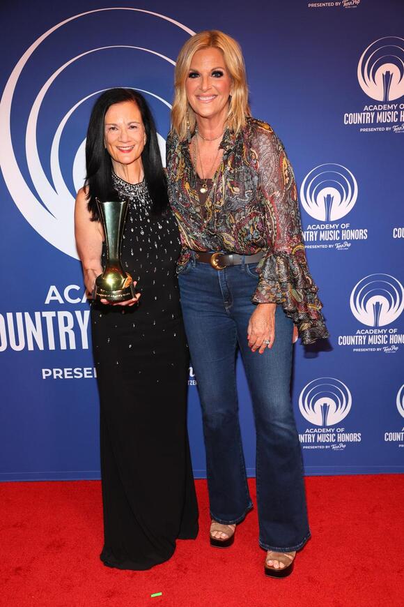 Country Singer, 62, Debuts Dramatic Weight-Loss Transformation - NewsBreak