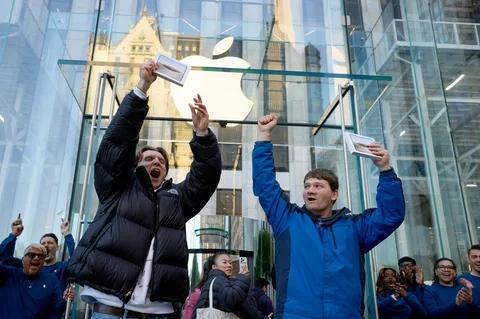 A throwback to early iPhone launches: iPhone Duo brings back Apple Store queues