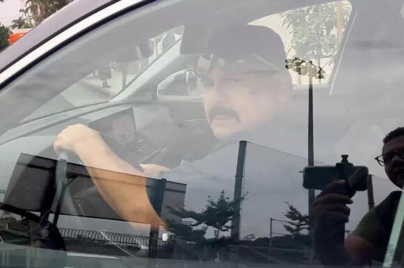 Jimmy Kimmel staff seen clearing out personal items after show suspension -  NewsBreak