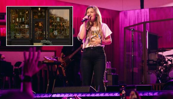 Kelly Clarkson’s Viral Feud With Brooklyn Magic Shop Escalates After ...