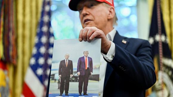 President Trump Displays Photo With Vladimir Putin Above Picture of Him ...