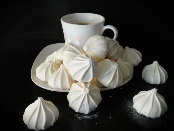 The Meringue Dessert Australia and New Zealand Both Claim as Their Own ...
