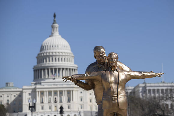 Giant Statue Mocking Trump's War in Iran Draws Attention in D.C ...