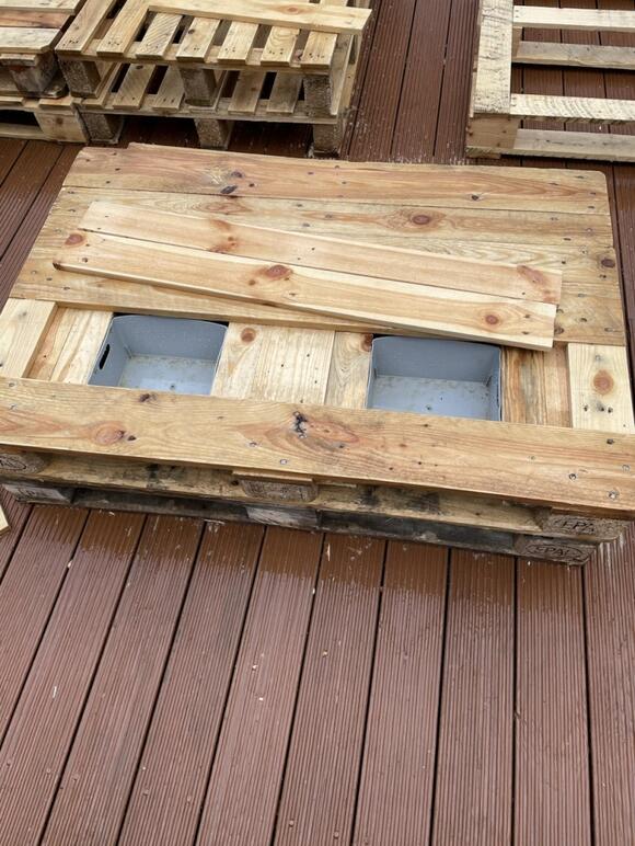 He Turned Old Pallets Into a Patio Lounge Set With Cushions Cut From an ...