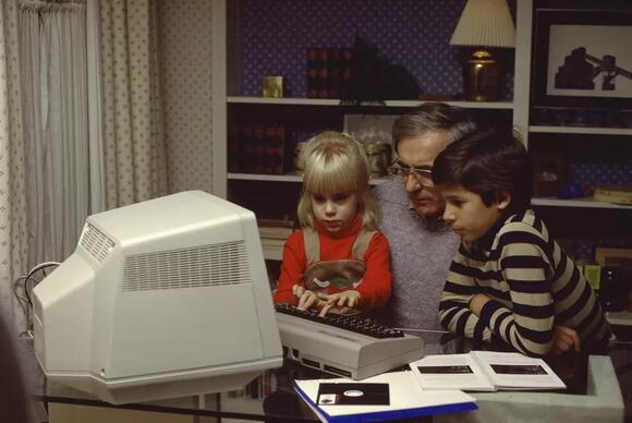 Home Computers, Mall Hangouts and AOL — The ’90s We All Shared - NewsBreak