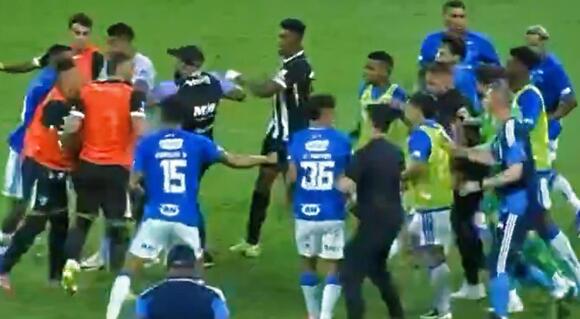 Insane Brawl Breaks Out Between Brazilian Soccer Teams During ...