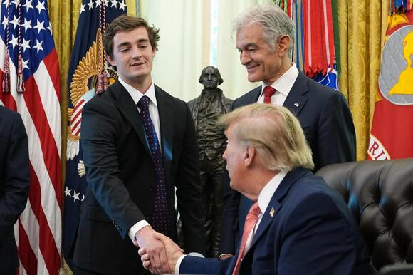 Trump gives $10,000 check to YouTuber behind Minnesota fraud video