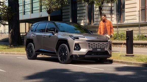 2026 Toyota RAV4 PHEV reaches 60 in about 5 seconds — and starts near ...