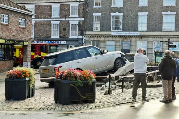 Yorkshire town’s 117-year-old monument demolished in Range Rover crash ...