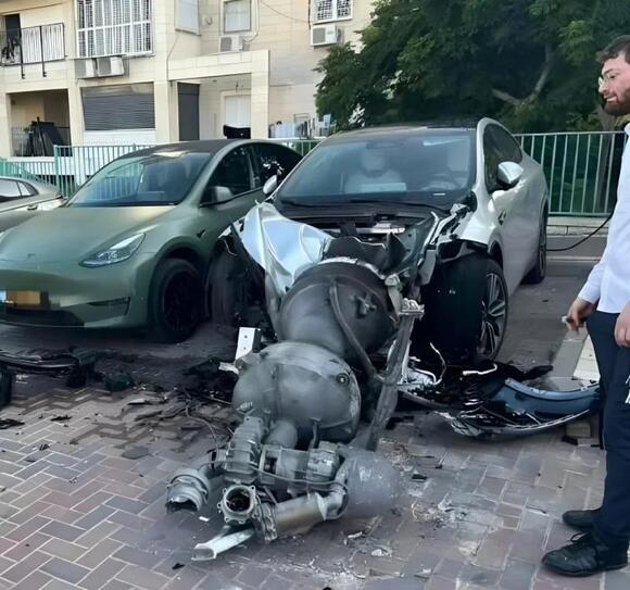 Chinese Armor. BYD Atto 3 Survives Rocket Strike in Jerusalem - NewsBreak