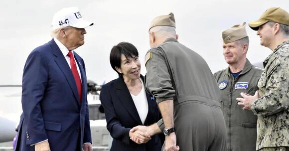 'Confused' Donald Trump Trolled for Looking 'Completely Lost' as He's ...