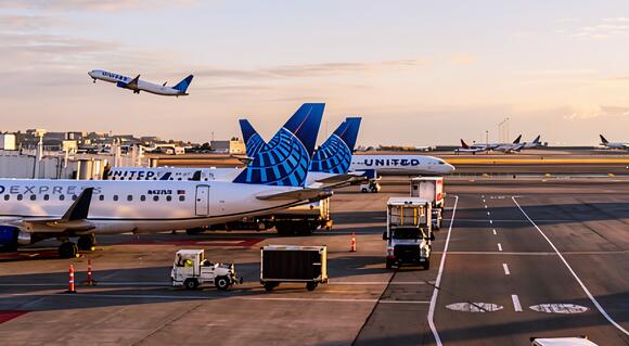 United Flight Forced To Make Emergency Landing After Flight Attendant ...