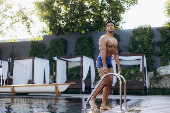 What Do 'Mogging' and 'Looksmaxxing' Mean? The Internet Slang Explained ...