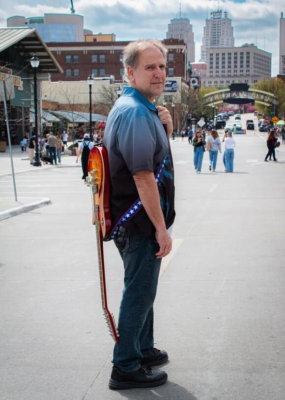 Midday host Jon Grayson retires from KMBZ following radio career of 30 ...