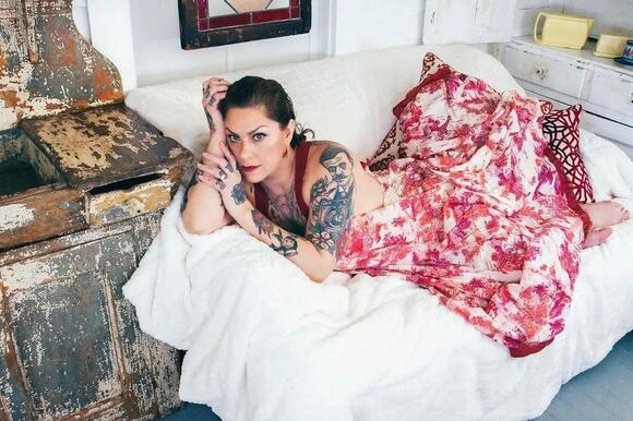 American Pickers’ Danielle Colby goes nude under just merlot feather fans at home as she
