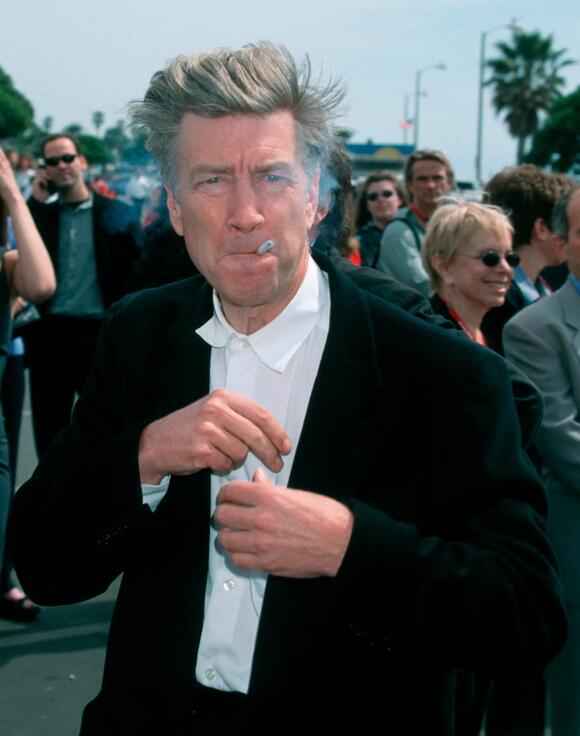 David Lynch, 78, reveals he needs oxygen to walk after smoking since age 8(00)
